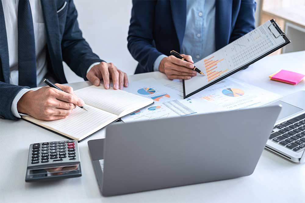 Två personer som går igenom siffror